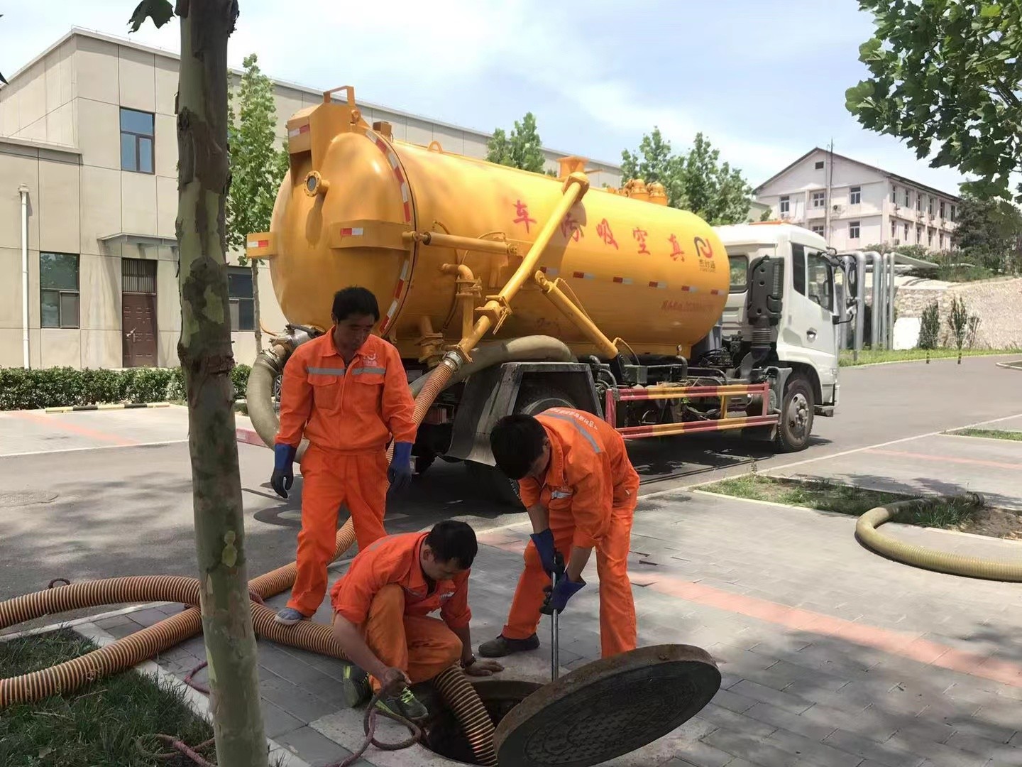 定城镇管道疏通车停在窨井附近