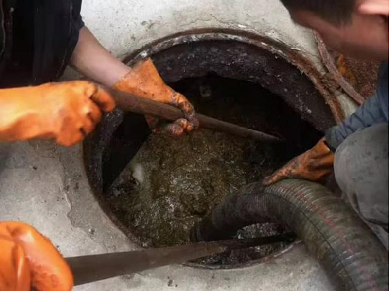 定城镇清理化粪池时如何避免沼气的危害?